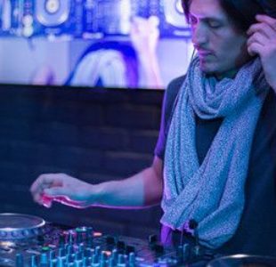 Conoce las técnicas y el equipamiento estándar del Dj internacional